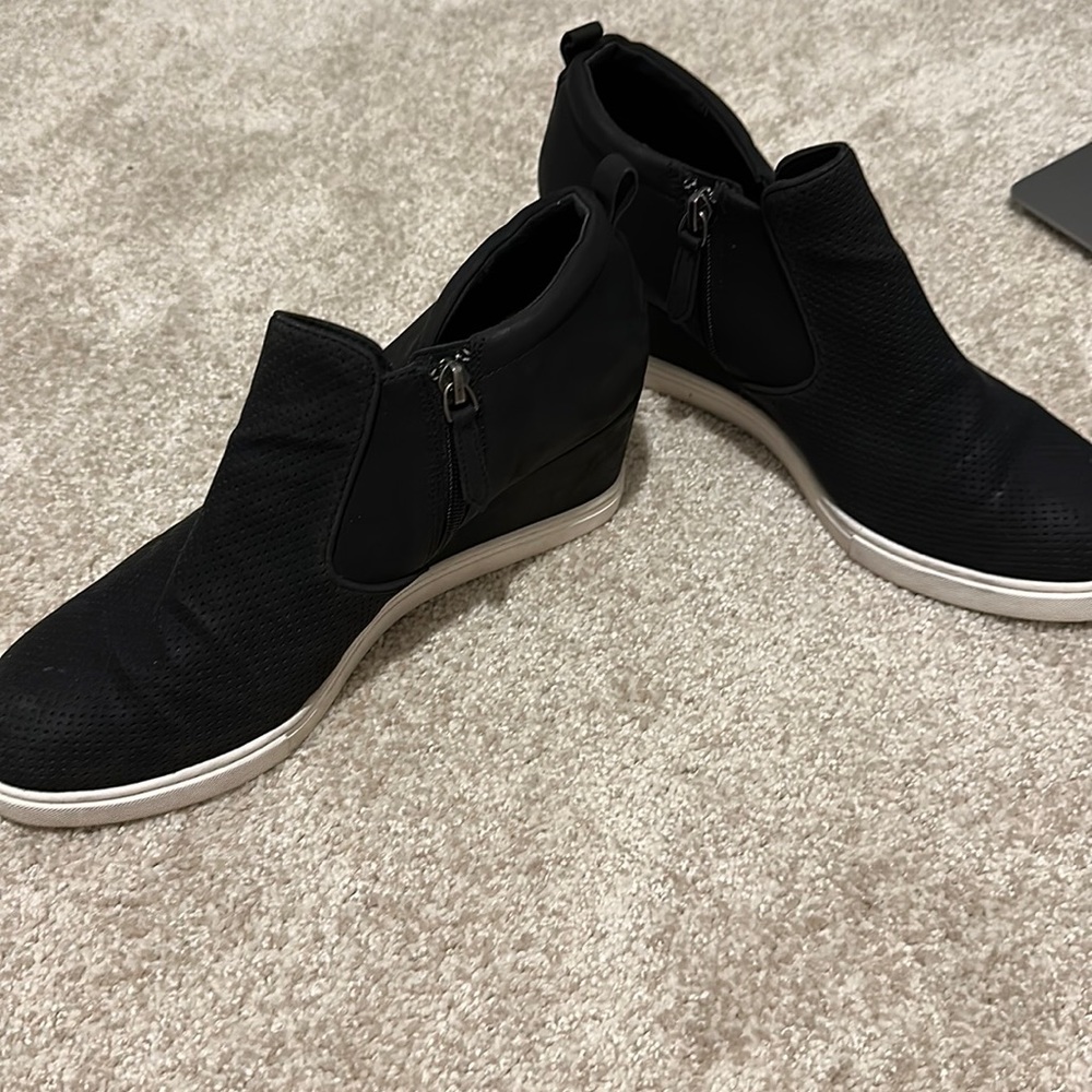 Women’s Wedge Sneaker 🖤